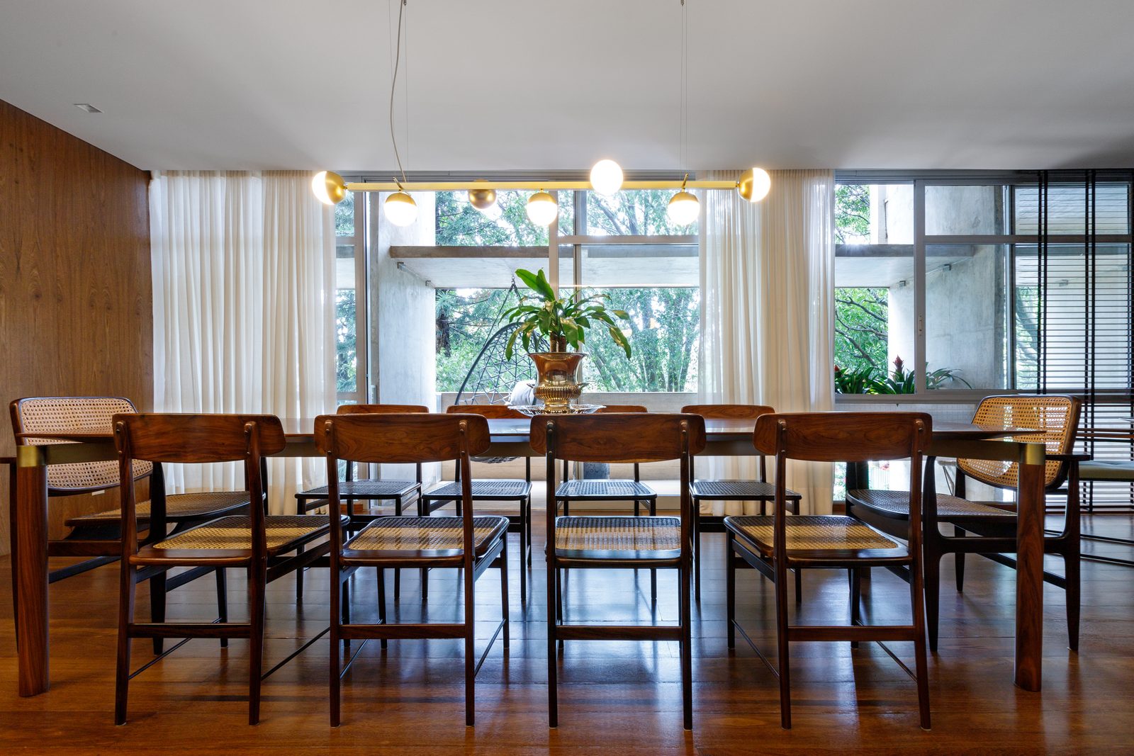 Sala de jantar do Apartamento Asa Sul com painel de madeira