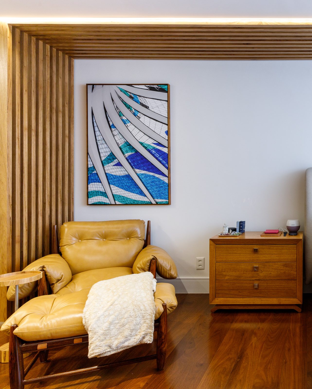Quarto do Apartamento Asa Sul com poltrona de couro caramelo