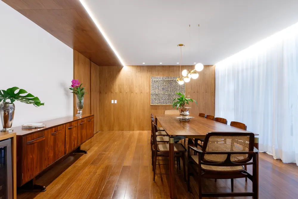 Apartamento 312: jantar com painel de madeira