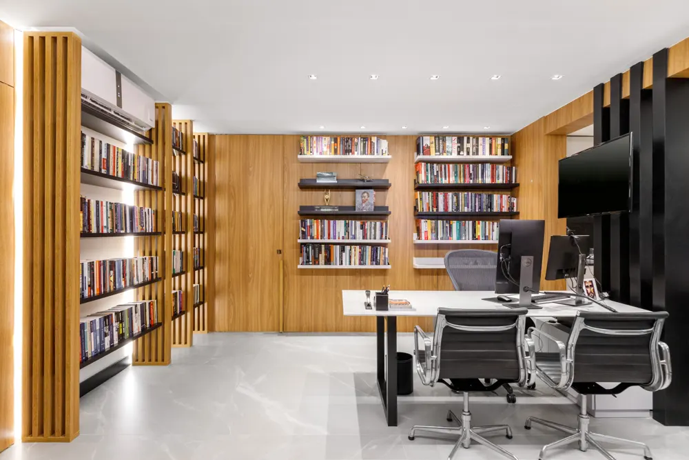 Sede de advocacia: sala com estantes de livros